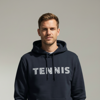 Nahaufnahme Mann mit Tennis Hoodie Streetwear Look